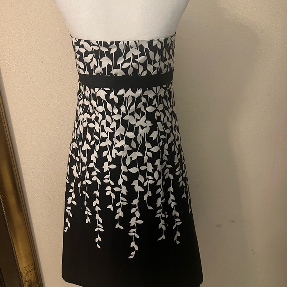LOFT NEW COCKTAIL DRESS SIZE 12 . Black with white flowers. - Picture 2 of 16